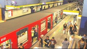 Metro de Santiago suspende detención de trenes en una estación de Línea 2