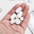 Conoce los peligros del uso prolongado de ibuprofeno. Revisa los efectos adversos que puede ocasionar el consumo de este popular antiinflamatorio en tu organismo.