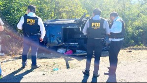 Día de mala suerte: Volcaron su auto lleno de droga y fueron rescatados por jefe regional de la PDI