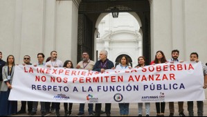 'La inexperiencia no nos permite avanzar': Funcionarios de La Moneda se manifiestan al interior del Palacio de Gobierno