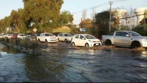 Canal Santa Marta se desborda por gran cantidad de basura en Maipú: Camino a Melipilla sigue inundado
