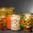 El botulismo es una enfermedad que se puede contraer por consumir alimentos mal enlatados o mal conservados, entre otras causas. Conoce qué es, sus causas, síntomas y consecuencias.