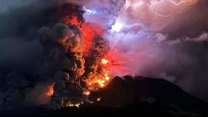 Informan fuerte erupción del volcán monte Ruang en Indonesia: Decretan alerta por riesgo de tsunami