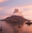 El volcán Ruang, al norte de Indonesia, volvió a entrar en erupción este viernes, unos días después de otras explosiones que obligaron a evacuar a varios miles habitantes de una isla vecina. Más en la nota.