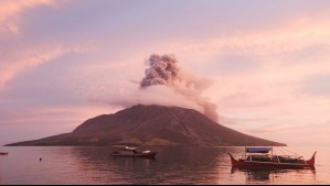 Vuelve a entrar en erupción el volcán Ruang en Indonesia