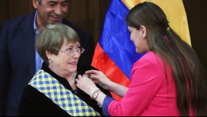 'Nervio por ponerme una banda de nuevo': Expresidenta Bachelet bromea tras sufrir ataque de tos al recibir condecoración