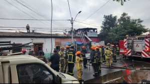 Incendio afectó a varias viviendas en Estación Central: Un voluntario de Bomberos lesionado
