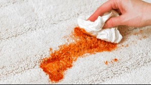 Estos son 3 trucos caseros para quitar las manchas de tu alfombra