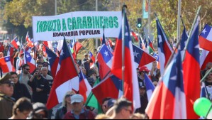 Realizan multitudinaria marcha de apoyo a Carabineros en la Alameda