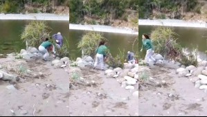 Graban a mujer que empujó a adulto mayor a un río en Linares: Lo acusó de estar en propiedad privada