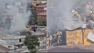 Hay 10 carros en el lugar: Bomberos trabaja para controlar incendio en la comuna de Independencia
