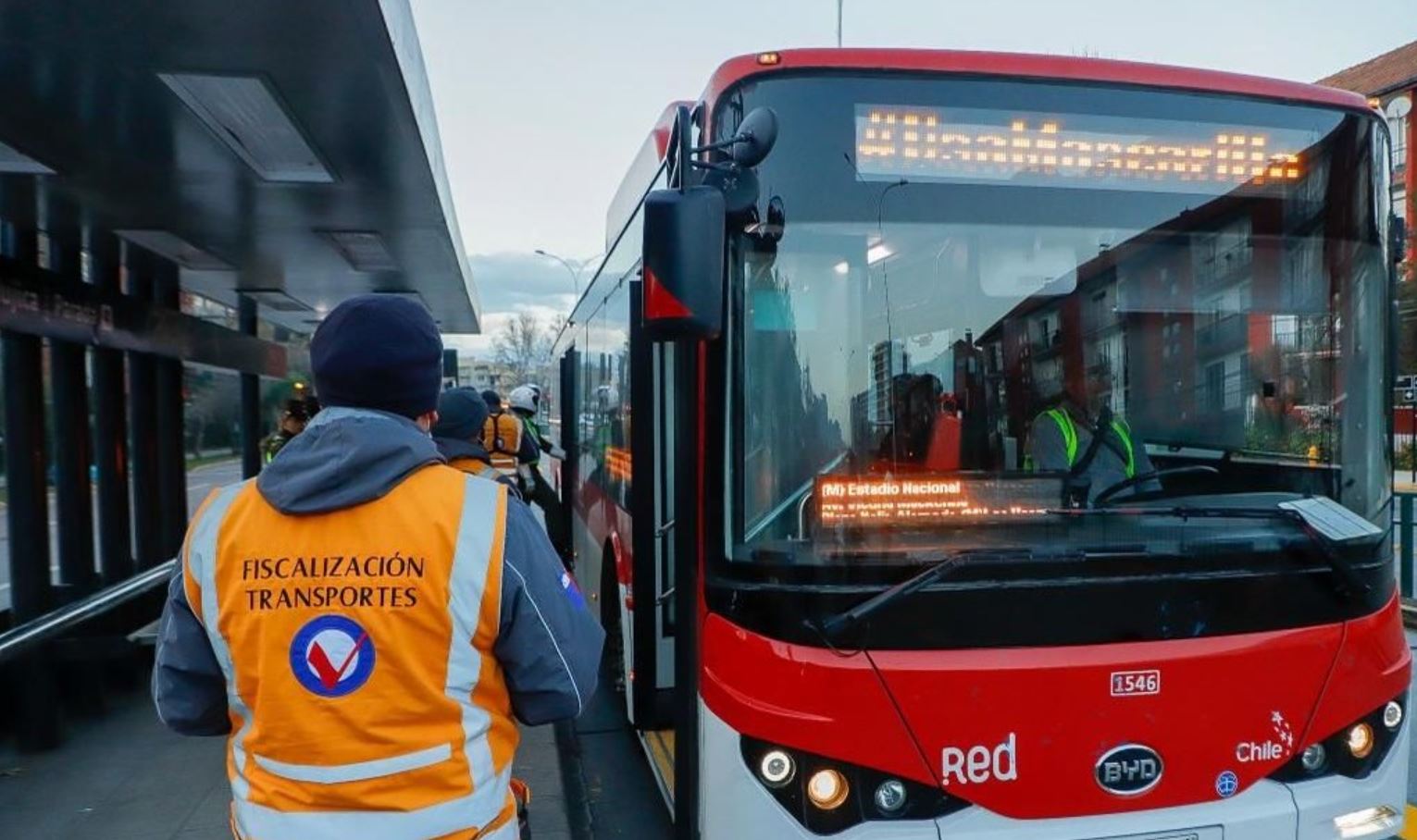 ¿Cuál es la multa por evadir el pago del pasaje en el transporte público?