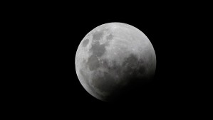 China lanza una misión para recoger muestras de la cara oculta de la Luna