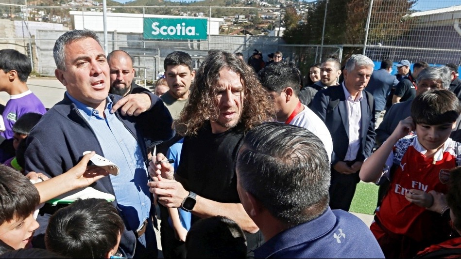Campeón del mundo y excompañero de Alexis Sánchez visitó a niños de escuela de fútbol en Valparaíso