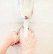 Abrir la llave y encontrarse con la desagradable sorpresa de que el agua se quede estancada es más común de lo que parece. Revisa cuatro trucos que pueden ayudarte a destapar el lavamanos.
