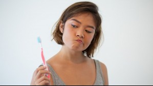 A más de la mitad de los chilenos le sangran las encías cuando se cepillan los dientes