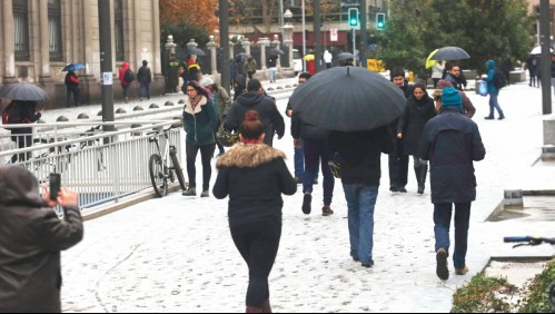 Fue calificada como 'intensa': La única vez que cayó nieve en Santiago durante el mes de mayo