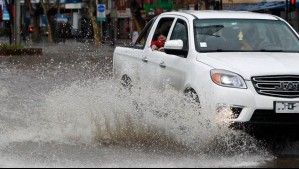 ¡Atención automovilistas! Estas es la multa por mojar a un peatón o ciclista en días de lluvia