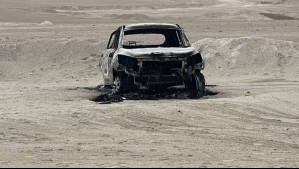 Hallan auto quemado junto a dos personas sin vida a las afueras de Antofagasta: Habrían sido asesinadas a disparos
