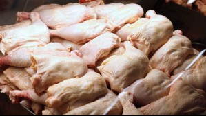 Cambiaban las fechas de vencimiento: Decomisan 2 toneladas de pollo en mal estado desde minimarket en Santiago