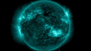 Enorme tormenta solar puede causar disrupciones de energía y auroras polares en la Tierra