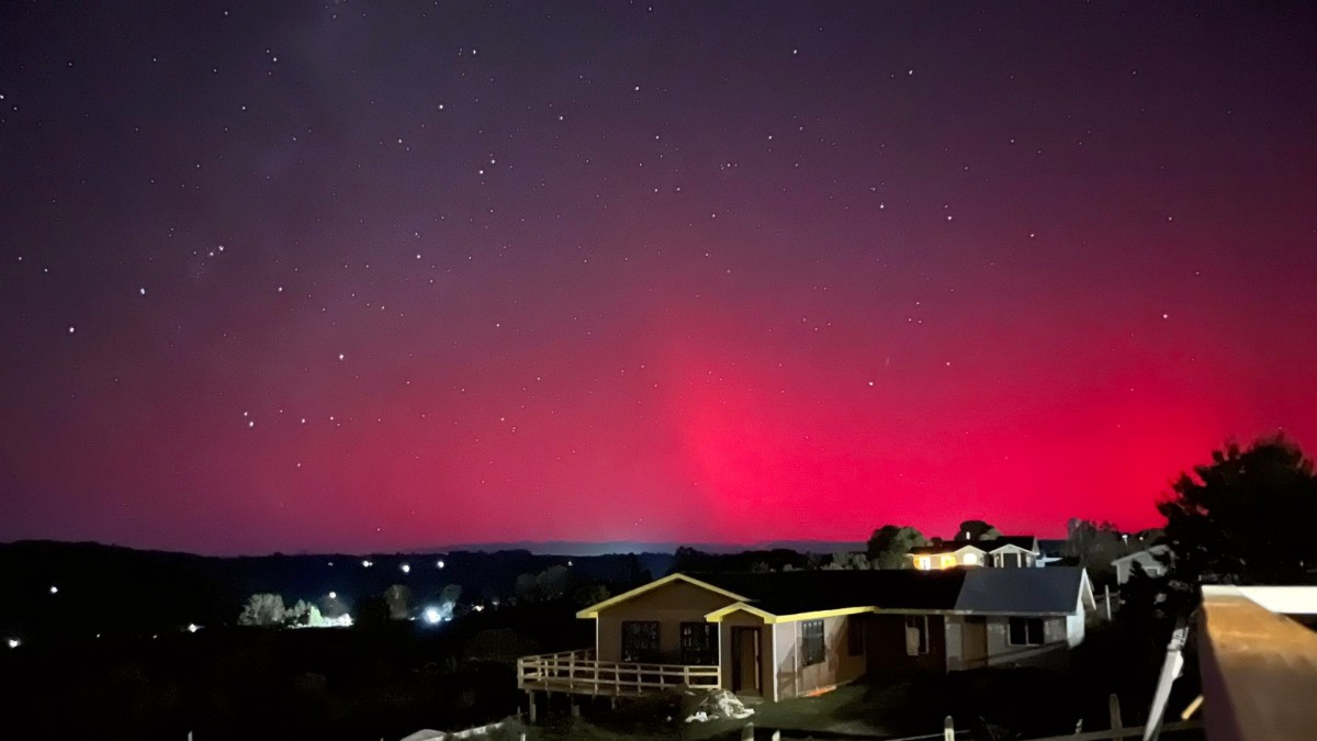 ¿Por qué las auroras australes son rojas y no verdes como las boreales?