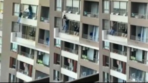 Peligrosa detención en edificio: Video muestra caída de delincuente y PDI desde el balcón de un departamento