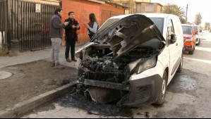 Vehículo es quemado y rayado en Maipú: Se trataría de una venganza de la expareja del dueño