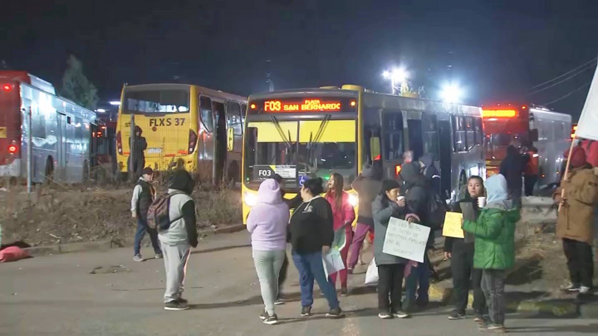 Fueron afectados 20 recorridos: Habitantes de toma de Puente Alto protestan a las afueras de terminal de buses RED