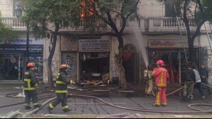 Gran incendio afecta a locales comerciales en Avenida Brasil: Evacuaciones y cortes de tránsito