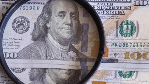 Dólar sigue cayendo y bordea los $900: Precio de la bencina, carne y paquetes turísticos comenzarían a bajar