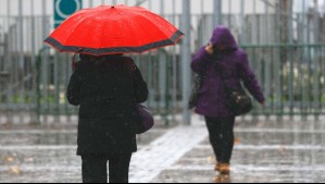 'Pasaremos del súper frío a varias jornadas con precipitaciones': Los días en que llovería en Santiago la próxima semana