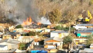 Incidentes en desalojo de campamento en Cerro Navia: Algunas casas resultaron quemadas