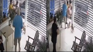 Amor de madre: Cámaras de seguridad captaron momento en que mujer defiende con patada voladora a su hijo en un asalto