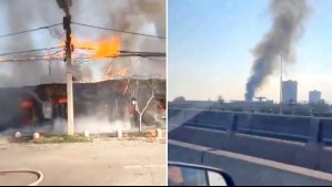 Gran incendio afecta al menos cuatro casas en Estación Central: Bomberos trabaja en el lugar para controlar las llamas