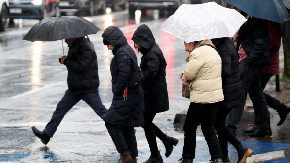 Cortes de luz en Santiago: Conoce el estado de la red de Enel y CGE a raíz de las lluvias