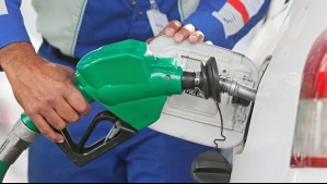 Precio de la bencina podría seguir bajando en las semanas siguientes: ¿Cuánto disminuiría?