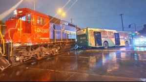 Accidente ferroviario en Maipú: Tren de carga choca contra bus Red y deja al menos tres lesionados