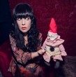 Revisa en detalle la historia de una cantante británica que se separó de un fantasma porque la habría engañado. Ahora adoptó un payaso poseído, lo que generó sorpresa entre sus seguidores.