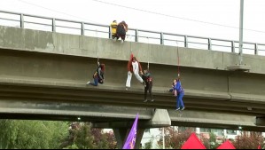 Mujer se desmaya tras colgarse de paso sobre nivel en medio de manifestación en Peñalolén