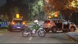 Un menor de edad y un adulto detenidos tras intentar atropellar a carabineros en Vitacura: Robaron auto a adulta mayor