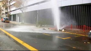 Rotura de matriz generó importante fuga de agua y congestión en Plaza Italia