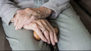 Adulta mayor se tropezó en la vereda y sufrió doble fractura en Maipú pero Corte rebajó la indemnización que recibirá