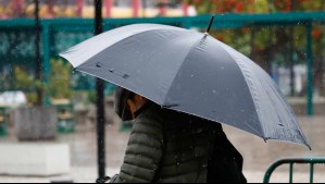 Fin de semana con lluvia en la Región Metropolitana: ¿Cuánta agua podría caer en la capital?