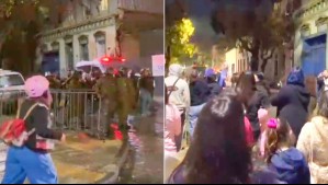 Manifestantes por denuncia de violación grupal llegan a la casa del Presidente Boric y son dispersadas por Carabineros