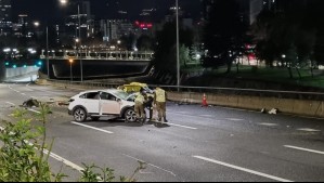 Accidente en Providencia deja dos fallecidos y una persona en riesgo vital: Un auto habría circulado contra el tránsito