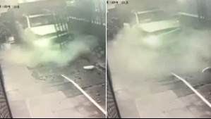 Videos muestran a camioneta arrasando con portón de edificio tras chocar un auto en Providencia