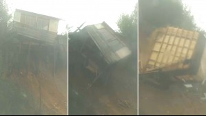 Transmisión en vivo capta momento en que casa cae desde una ladera por fuertes lluvias en Curanilahue