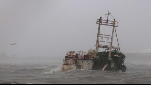 Video muestra cómo barco pesquero se hunde en bahía de Talcahuano producto de intensas marejadas