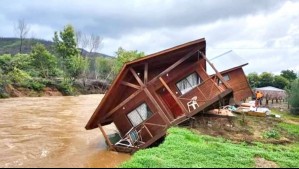 Video muestra impresionante colapso de casa a orillas de río en Quillón debido a intensas lluvias